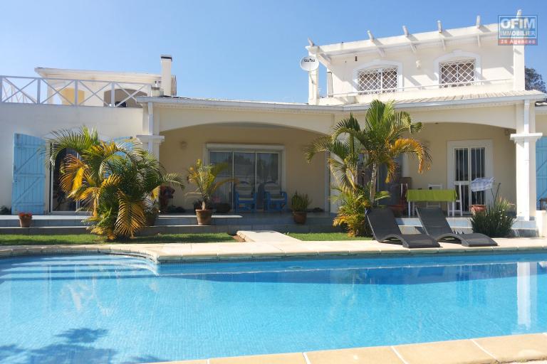 A louer une villa F6 avec piscine &agrave; 5mn &agrave; pied du Lyc&eacute;e Fran&ccedil;ais Ambatobe