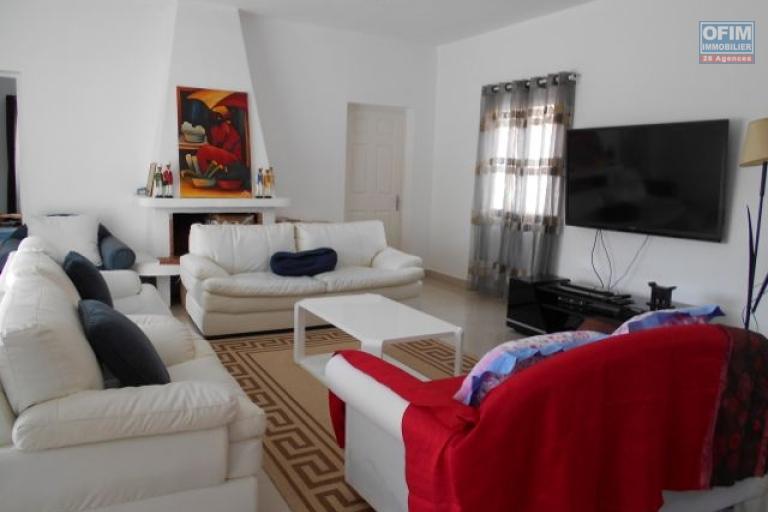 A louer une villa F6 semi meublée avec piscine à 5mn à pied du Lycée Français Ambatobe
