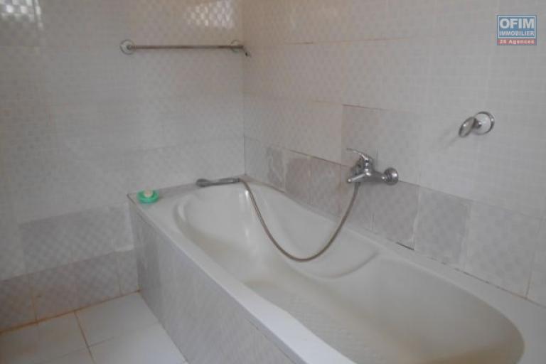 A louer une villa F6 avec piscine &agrave; 5mn &agrave; pied du Lyc&eacute;e Fran&ccedil;ais Ambatobe