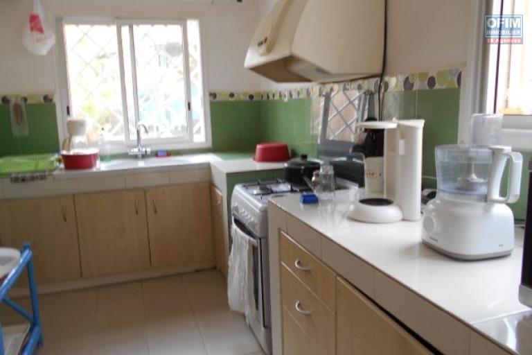 A louer une villa F6 avec piscine &agrave; 5mn &agrave; pied du Lyc&eacute;e Fran&ccedil;ais Ambatobe