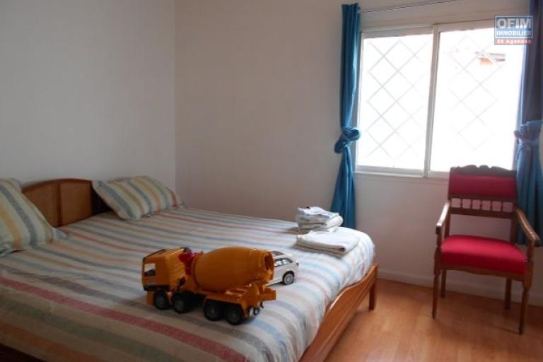 A louer une villa F6 avec piscine &agrave; 5mn &agrave; pied du Lyc&eacute;e Fran&ccedil;ais Ambatobe