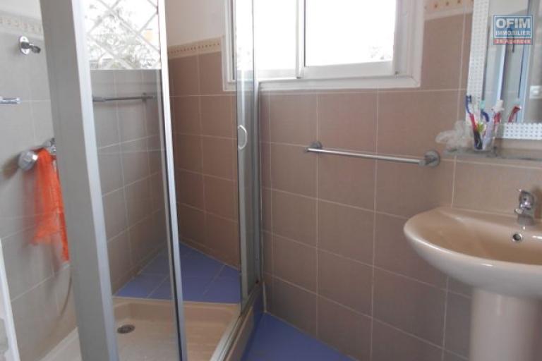 A louer une villa F6 avec piscine &agrave; 5mn &agrave; pied du Lyc&eacute;e Fran&ccedil;ais Ambatobe