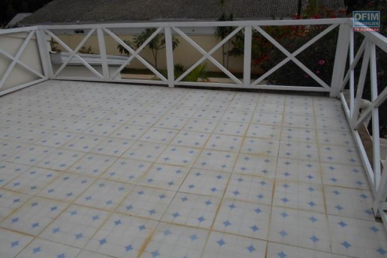A louer une villa F6 semi meublée avec piscine à 5mn à pied du Lycée Français Ambatobe