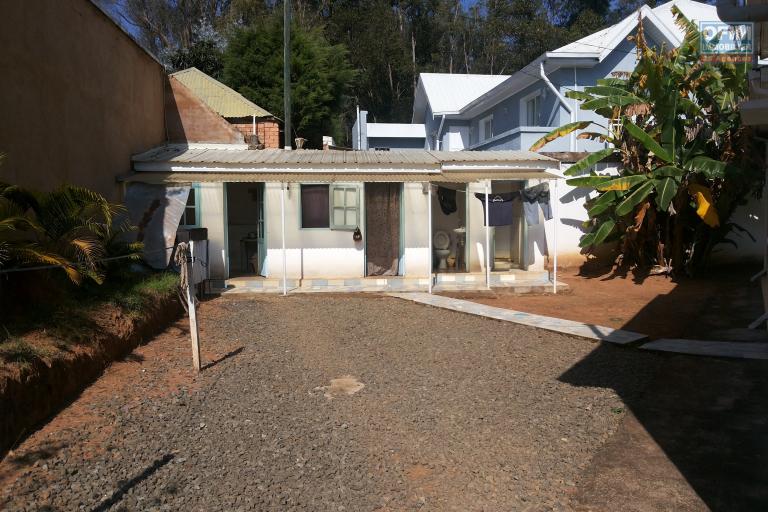 A louer une villa F6 avec piscine &agrave; 5mn &agrave; pied du Lyc&eacute;e Fran&ccedil;ais Ambatobe