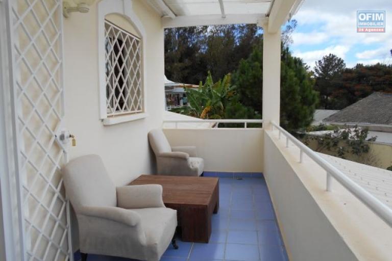 A louer une villa F6 semi meublée avec piscine à 5mn à pied du Lycée Français Ambatobe