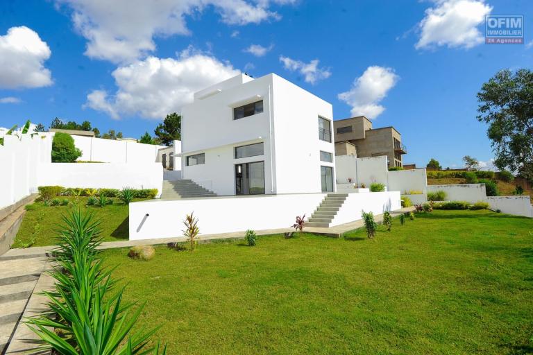 Vente d'une villa F4 neuve d'architecture moderne sur un terrain de 1 259 m2 &agrave; Ilafy Antsapandrano