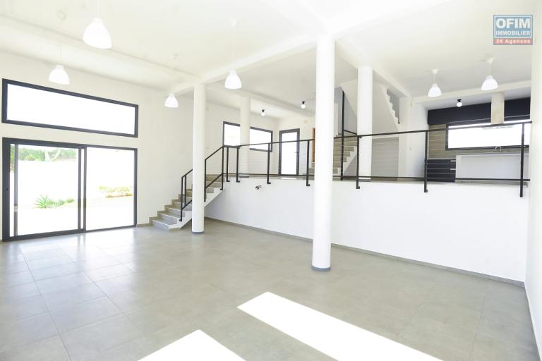 Vente d'une villa F4 neuve d'architecture moderne sur un terrain de 1 259 m2 &agrave; Ilafy Antsapandrano
