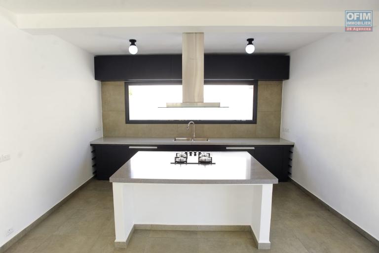 Vente d'une villa F4 neuve d'architecture moderne sur un terrain de 1 259 m2 &agrave; Ilafy Antsapandrano