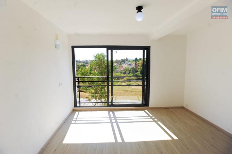 Vente d'une villa F4 neuve d'architecture moderne sur un terrain de 1 259 m2 &agrave; Ilafy Antsapandrano