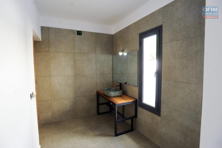Vente d'une villa F4 neuve d'architecture moderne sur un terrain de 1 259 m2 &agrave; Ilafy Antsapandrano