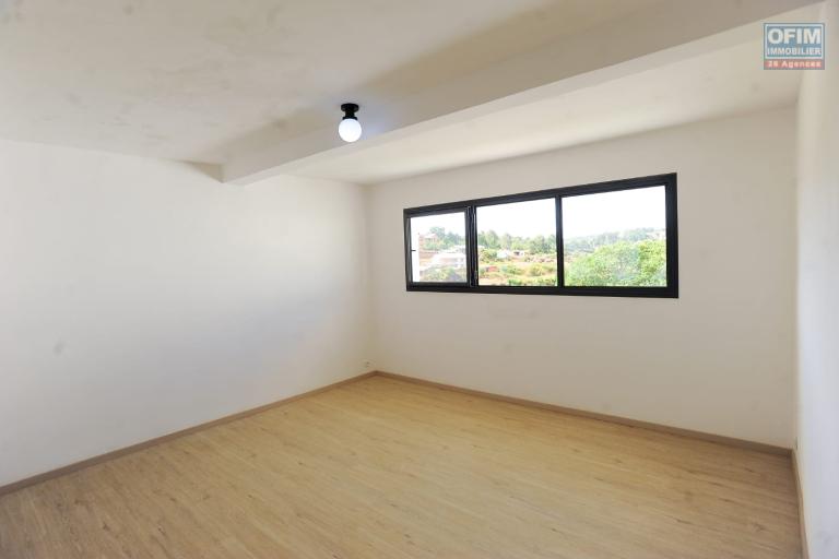 Vente d'une villa F4 neuve d'architecture moderne sur un terrain de 1 259 m2 &agrave; Ilafy Antsapandrano