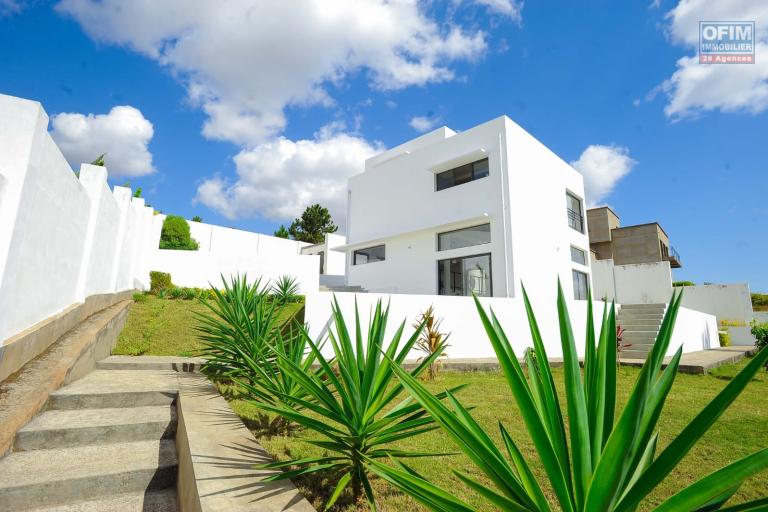 Vente d'une villa F4 neuve d'architecture moderne sur un terrain de 1 259 m2 &agrave; Ilafy Antsapandrano