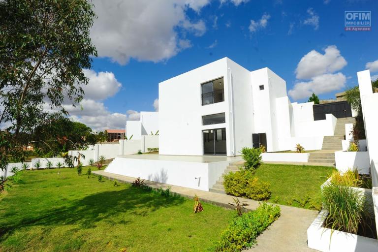 Vente d'une villa F4 neuve d'architecture moderne sur un terrain de 1 259 m2 &agrave; Ilafy Antsapandrano