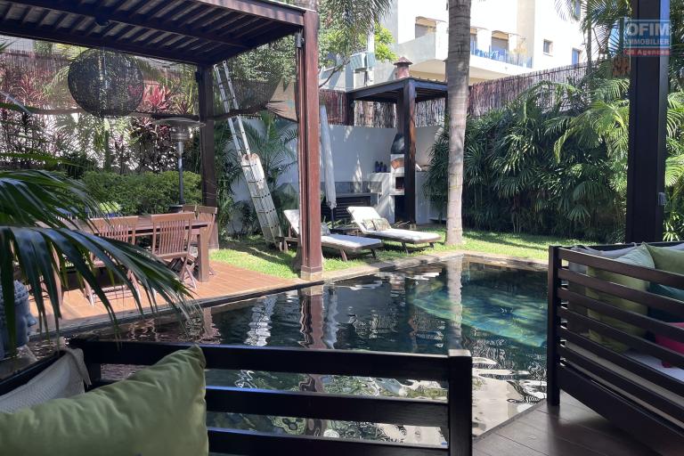 Une ville F4 meublée de prestige avec piscine à Ivandry