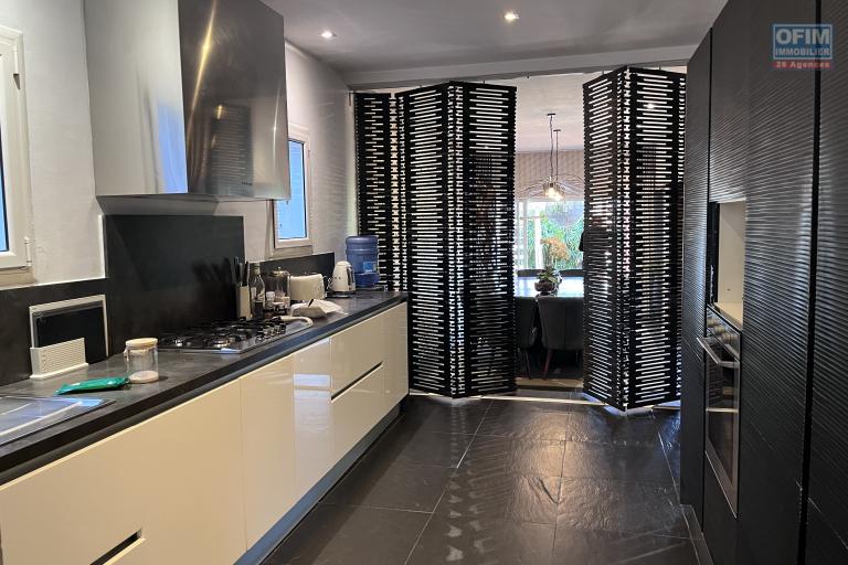 Une ville F4 meublée de prestige avec piscine à Ivandry
