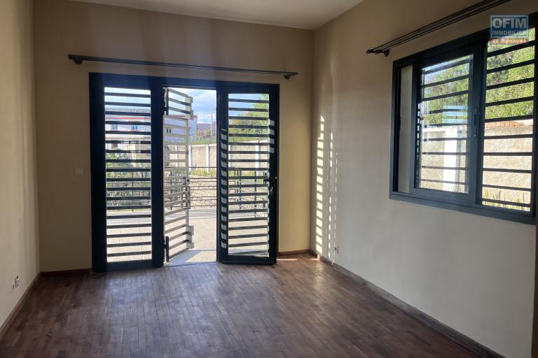 Une maison F6 avec jardin aménagé à 4mn de la route principale sur By Pass