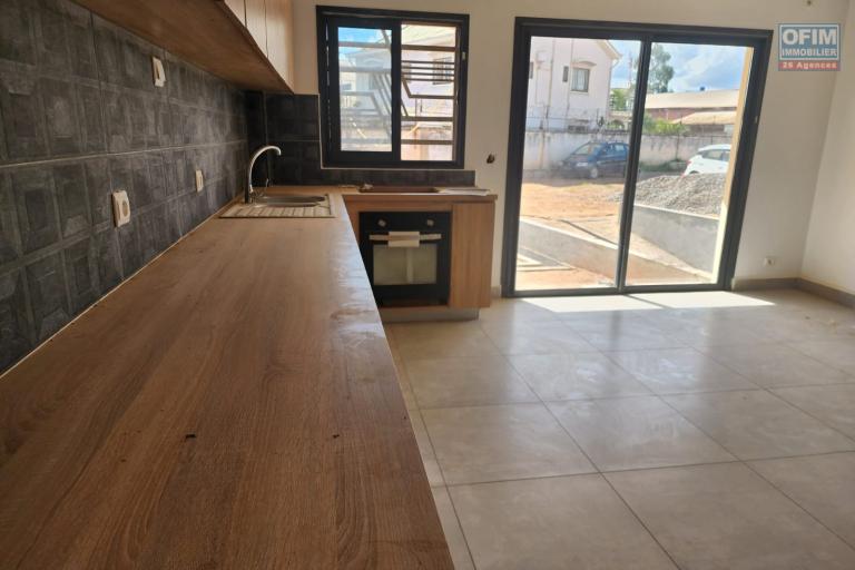 A louer un spacieux appartement F1 avec un jardin privatif dans un immeuble neuf de standing à proximité immédiate des commodités situé à Talatamaty