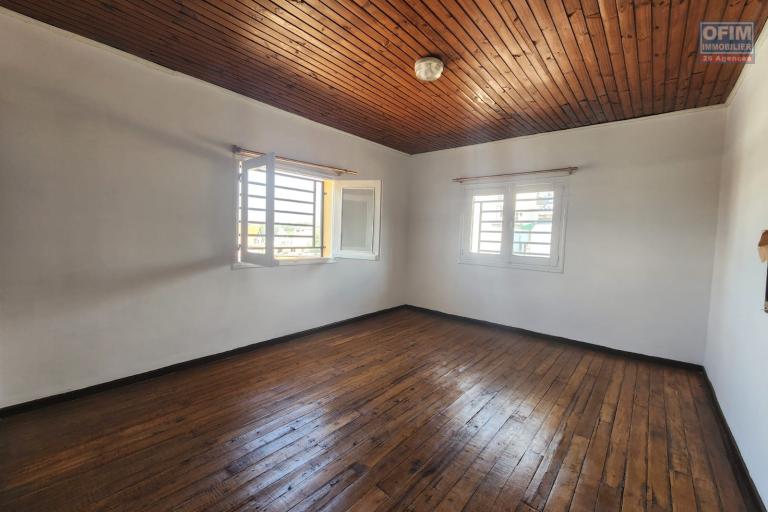 A louer un appartement en duplex de type T3 à Mandrosoa Ivato