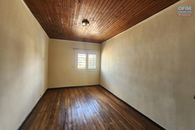 A louer un appartement en duplex de type T3 à Mandrosoa Ivato