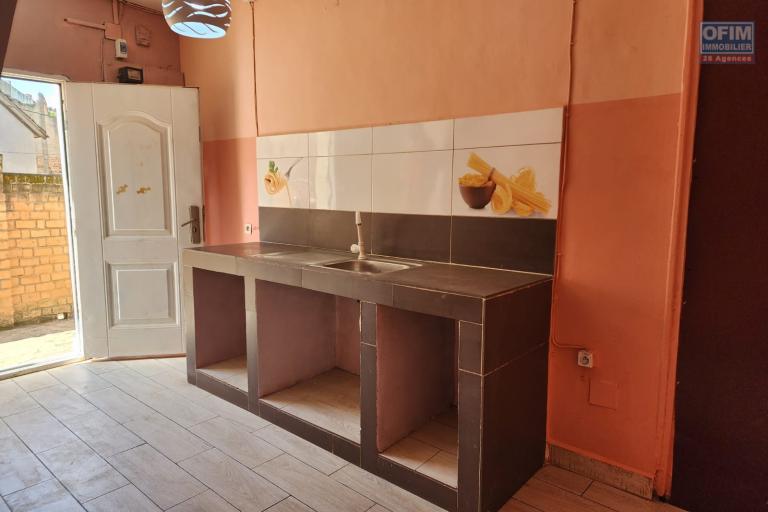 A louer un appartement en duplex de type T3 à Mandrosoa Ivato