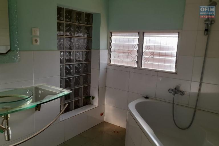 Une villa F5 meublée dans une petite residence avec piscine à Mandrosoa Ivato