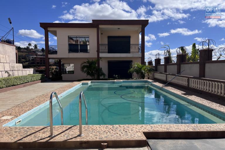 A louer deux grandes villas avec piscine à Antsobolo Ambatomaro