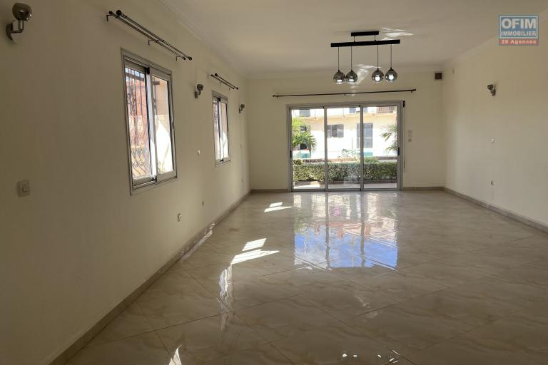 A louer deux grandes villas avec piscine à Antsobolo Ambatomaro