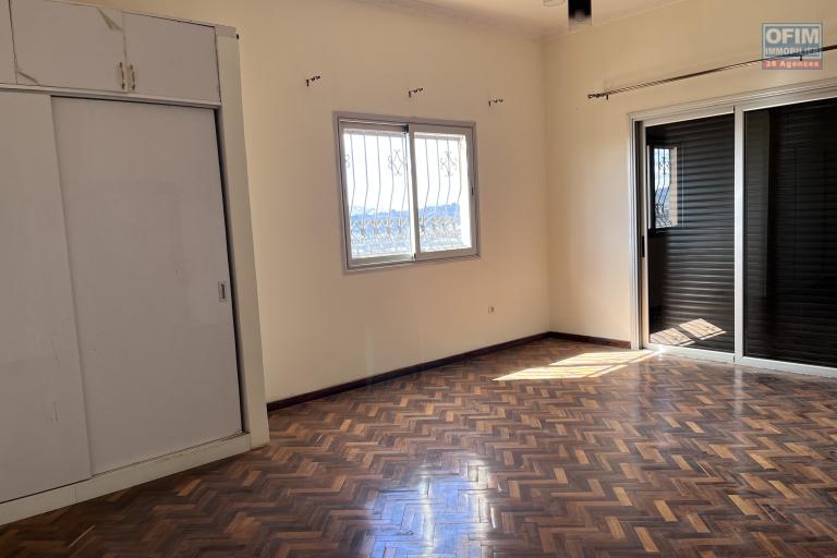 A louer deux grandes villas avec piscine à Antsobolo Ambatomaro