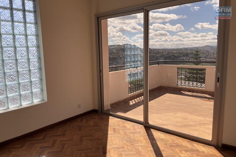 A louer deux grandes villas avec piscine à Antsobolo Ambatomaro
