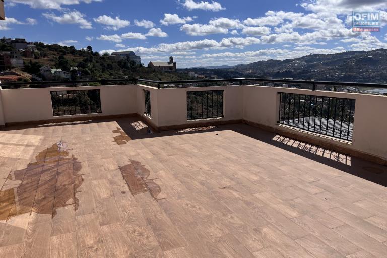 A louer deux grandes villas avec piscine à Antsobolo Ambatomaro