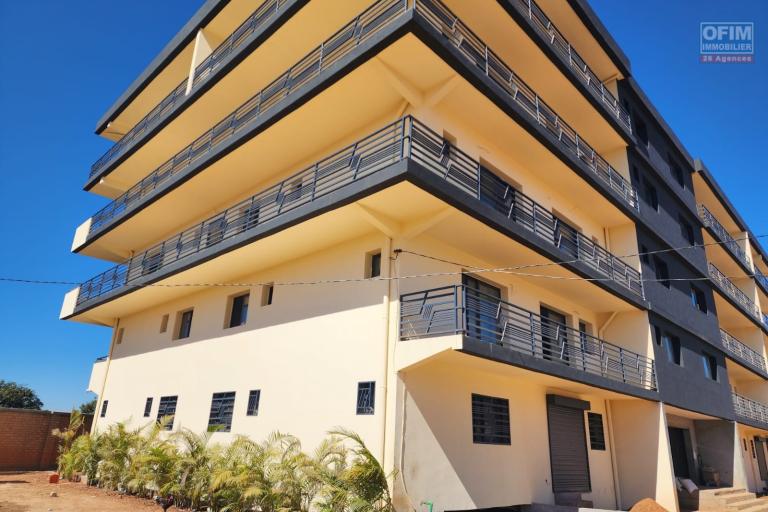 A vendre appartement neuf de standing type F3 d'une superficie de 89m2 dont 14m2 de varangue situé à Talatamaty proximité immédiat des commodités