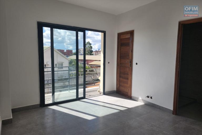 A vendre appartement neuf de standing type F3 d'une superficie de 89m2 dont 14m2 de varangue situé à Talatamaty proximité immédiat des commodités