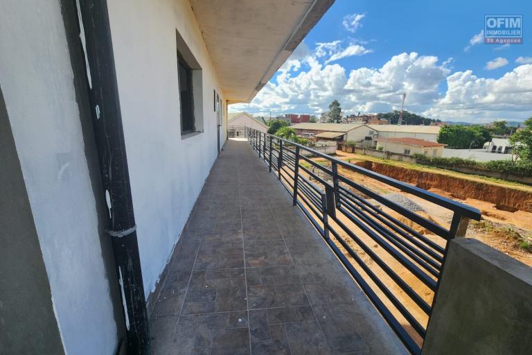 A vendre appartement neuf de standing type F3 d'une superficie de 89m2 dont 14m2 de varangue situé à Talatamaty proximité immédiat des commodités