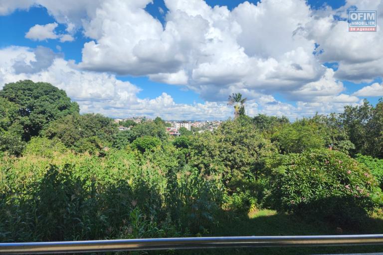 A vendre appartement neuf de standing type F3 d'une superficie de 89m2 dont 14m2 de varangue situé à Talatamaty proximité immédiat des commodités