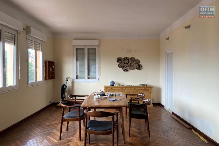 A louer un appartement T3 meublé et sécurisé à Antsahavola