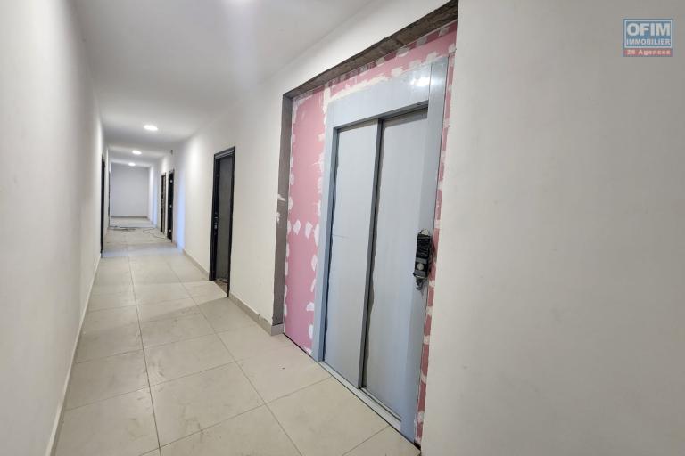 A vendre un appartement de standing d'exception au 3eme étage d'un immeuble flambant neuf avec ascenseur situé à Talatamaty