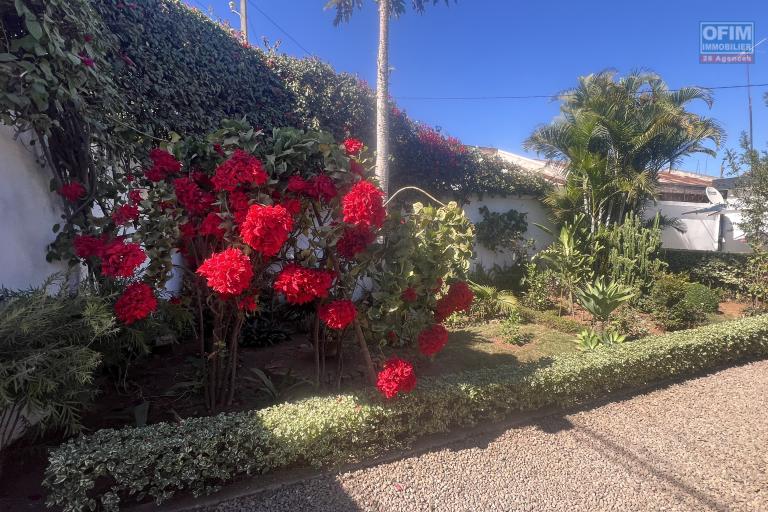 A vendre charmante maison avec grand jardin à Amborompotsy