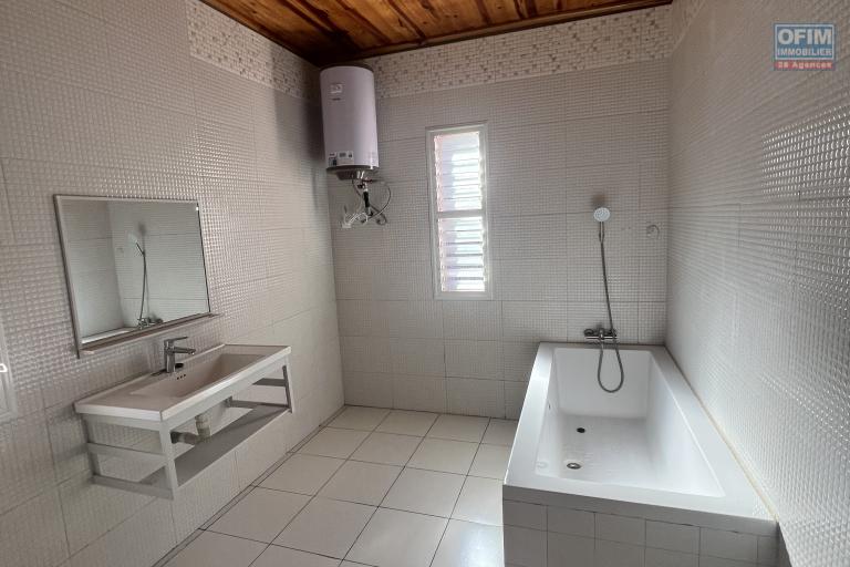 À LOUER – Villa neuve en duplex à Imerimanjaka Ambohijanaka