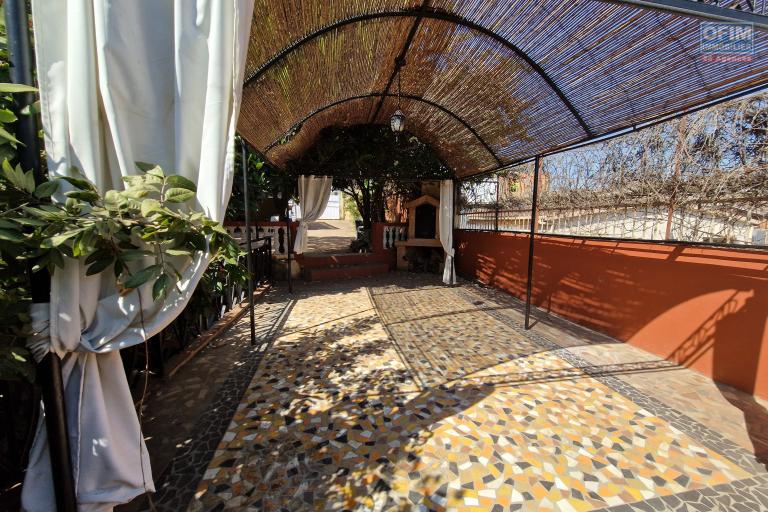 Une villa basse F4 avec jardin arboré à Analamahitsy