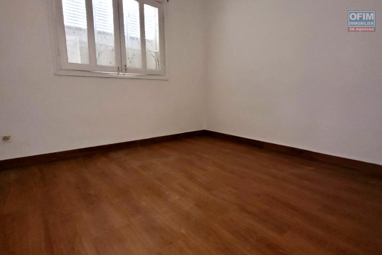 Une villa basse F4 avec jardin arboré à Analamahitsy