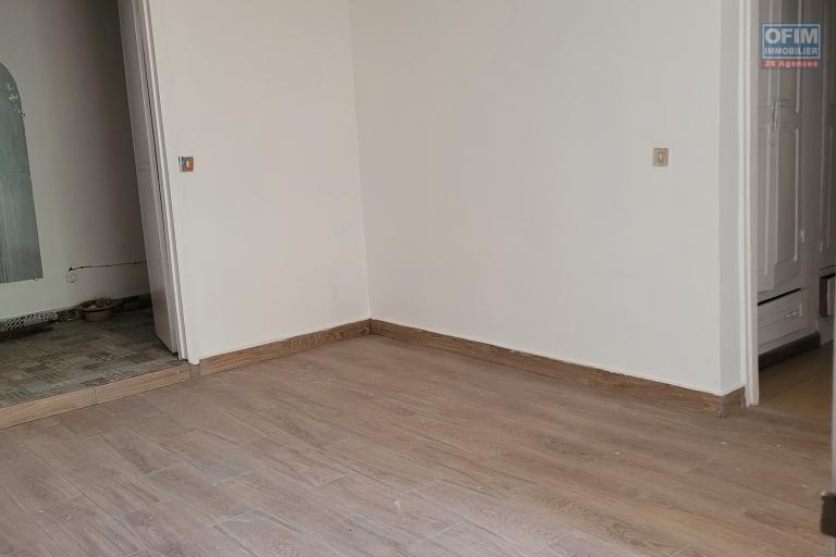 Une villa basse F4 avec jardin arboré à Analamahitsy