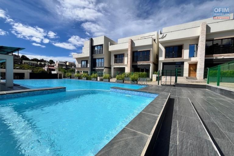 Trois villas neuves en copropriété avec une piscine à Ambatobe