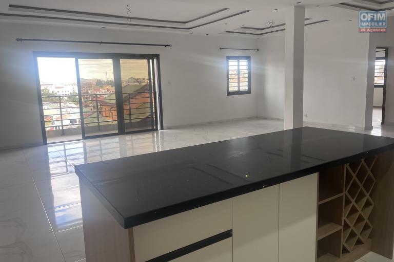 Trois grands appartements T5 neufs et lumineux à Mahazoarivo