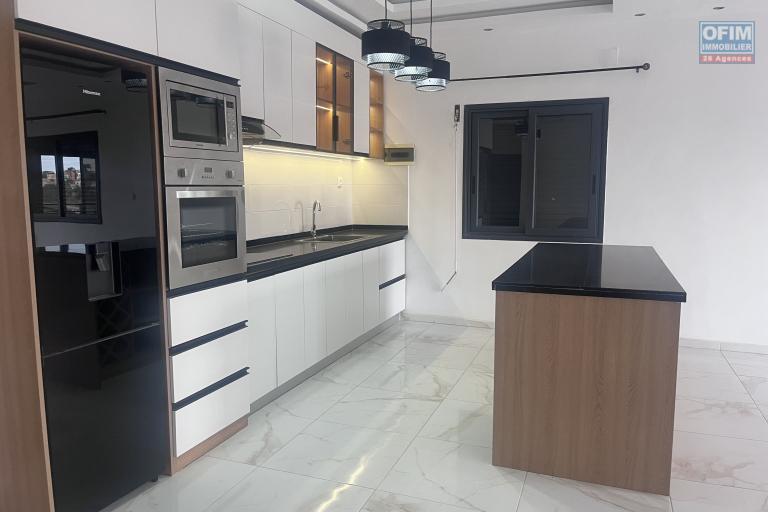 Trois grands appartements T5 neufs et lumineux à Mahazoarivo