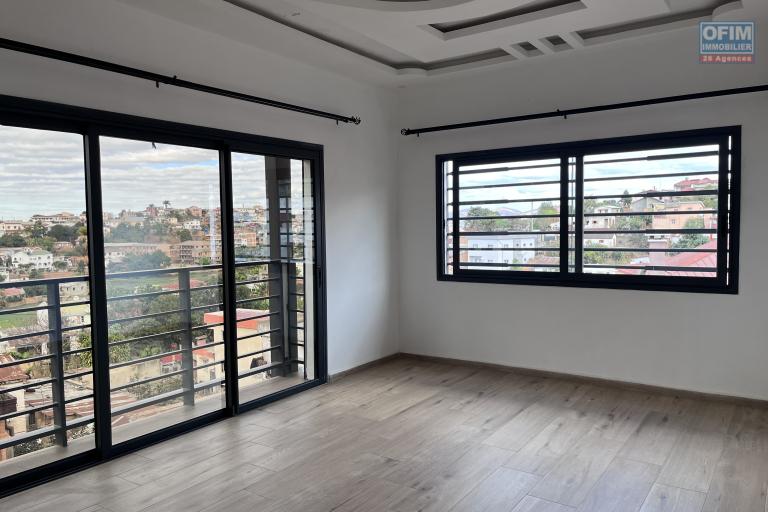 Trois grands appartements T5 neufs et lumineux à Mahazoarivo