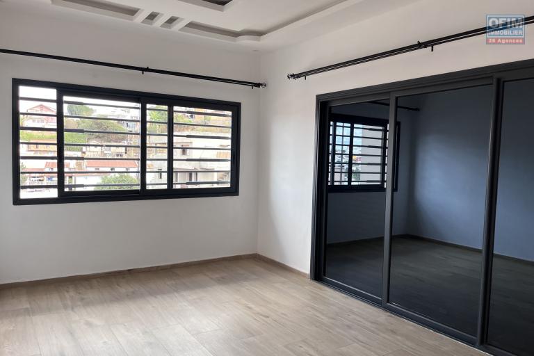 Trois grands appartements T5 neufs et lumineux à Mahazoarivo