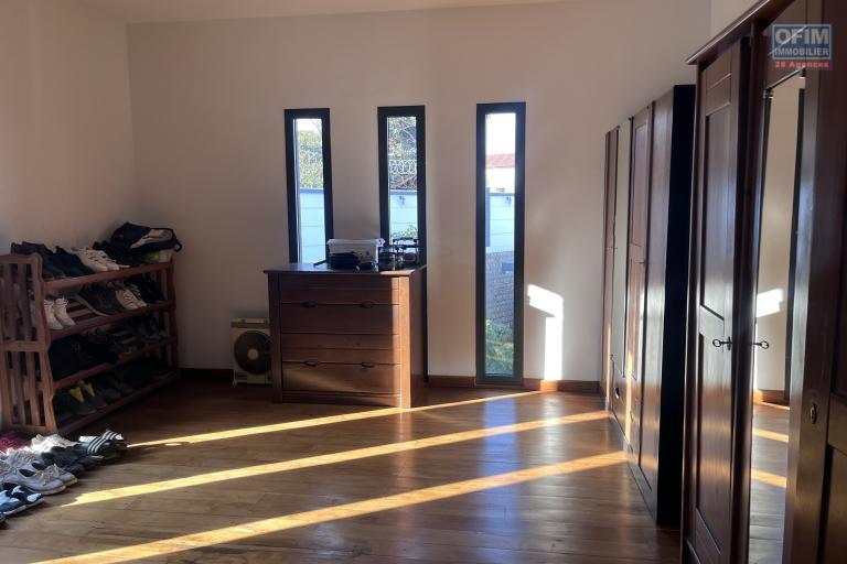 Une villa F6 meublée de standing à Iavoloha Mandrimena