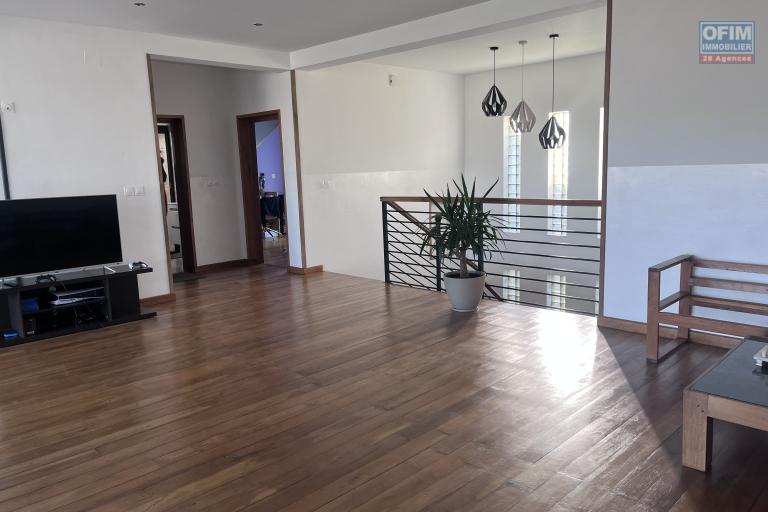 Vente d'une villa F6 meublée de standing à Iavoloha Mandrimena