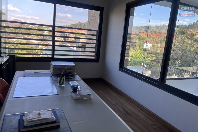 Vente d'une villa F6 meublée de standing à Iavoloha Mandrimena