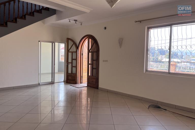Une villa F4 dans une résidence sécurisée à Ambatobe